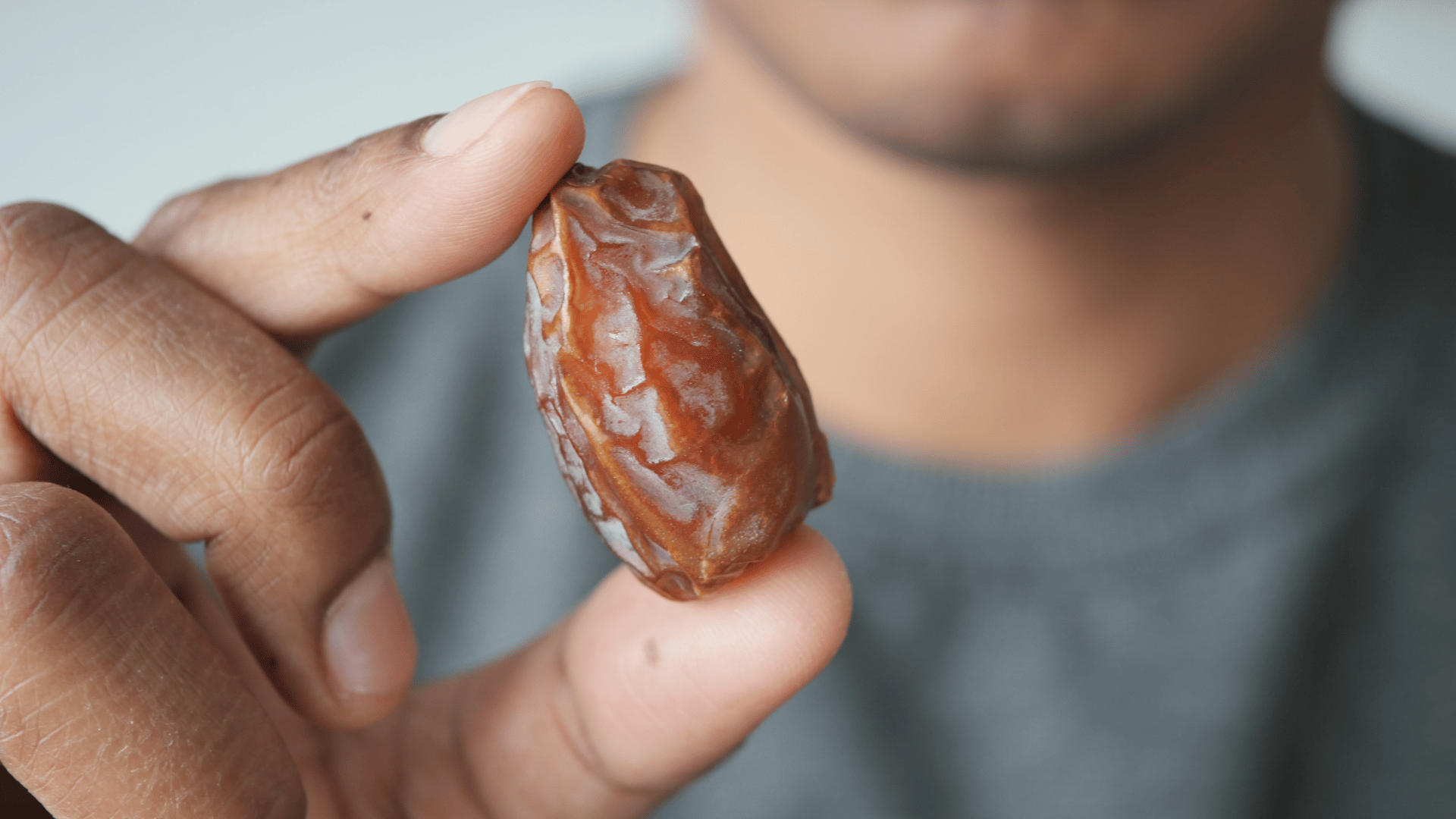 Hand holding a Medjool date - natural sugar and glycemic index explained